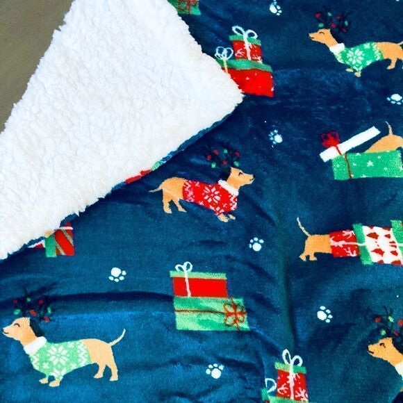 NWT Dachshund Dog Sherpa Christmas Pet Throw Blanket - Picture 1 of 4